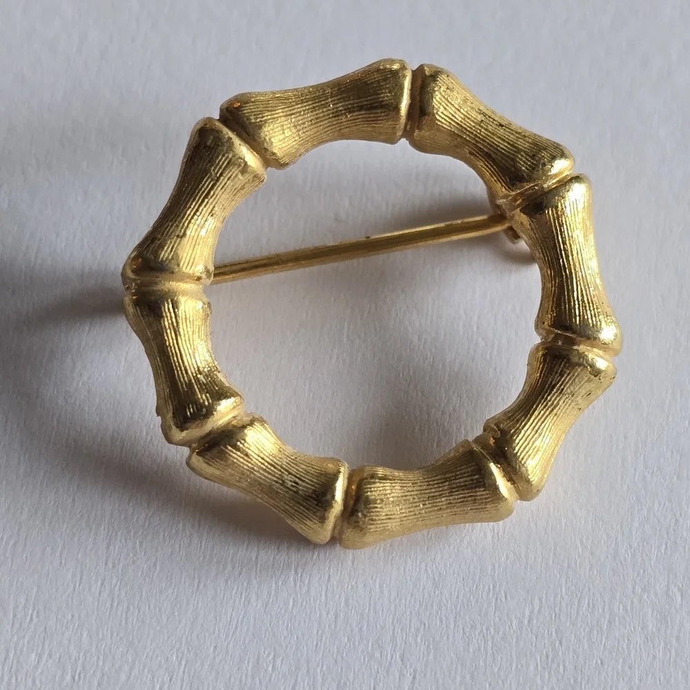 Vintage bamboo circle brooch gold tone pin